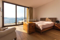 Denize sıfır özel havuzlu villa