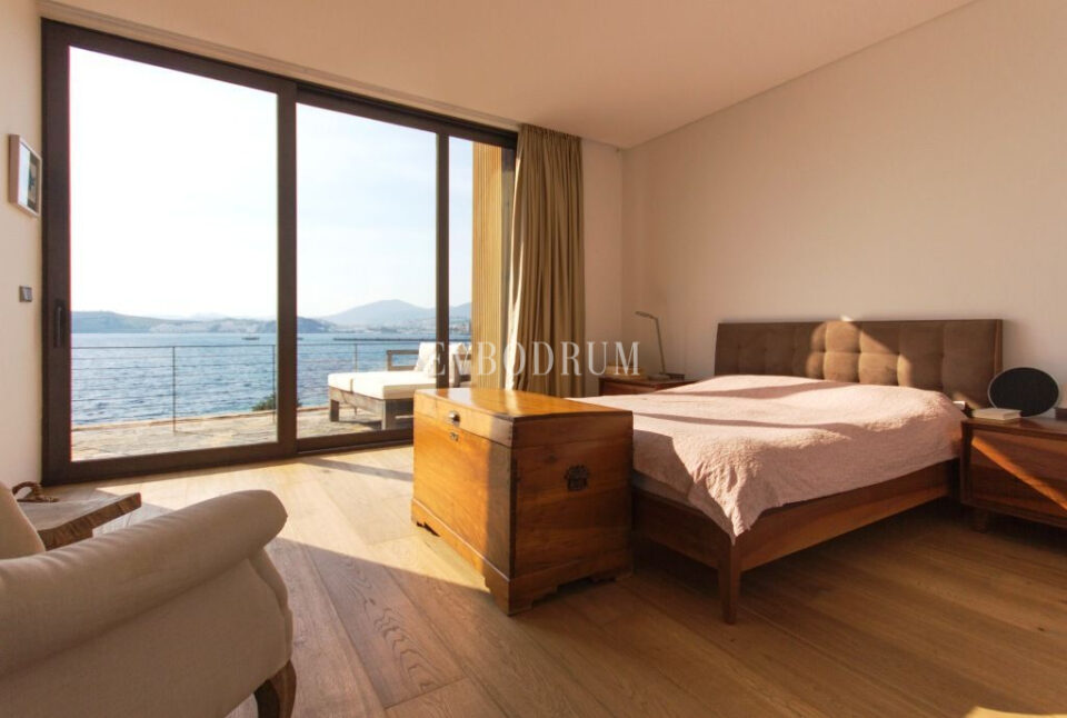 Denize sıfır özel havuzlu villa