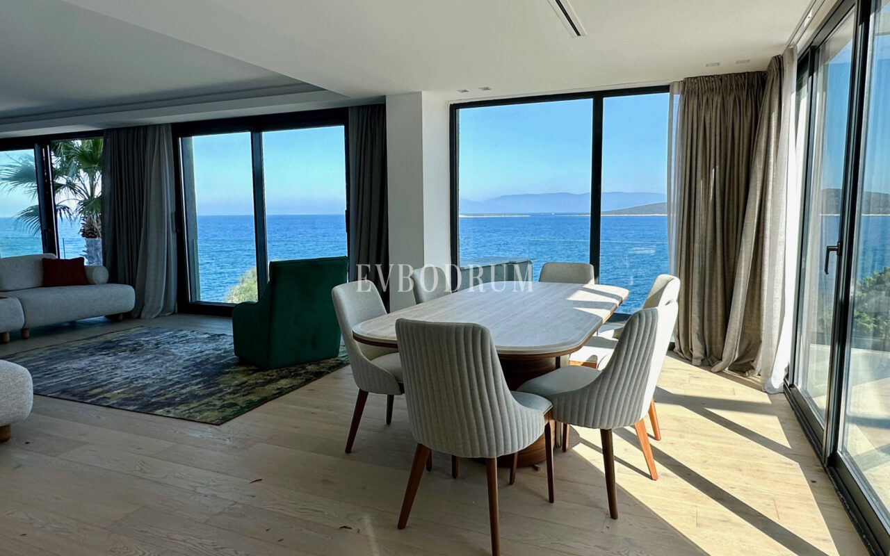 Ön sırada, havuzlu ve plaja erişimli yeni villa