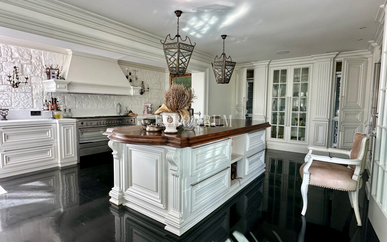 Zarif ve özel, havuzlu, manzaralı şehir evi