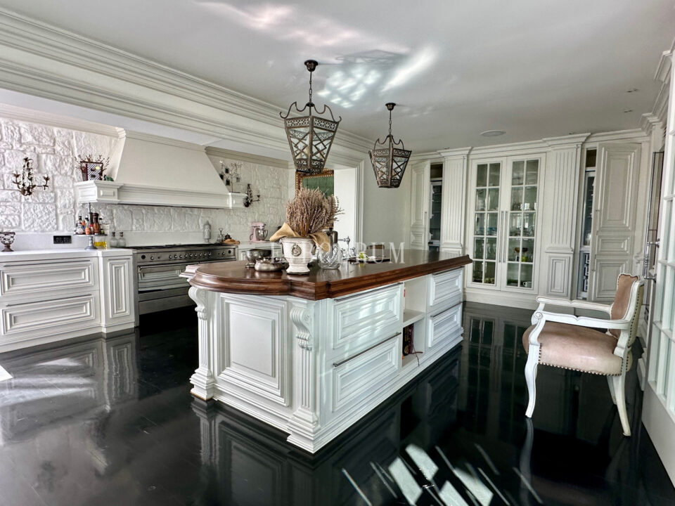 Zarif ve özel, havuzlu, manzaralı şehir evi – Görsel 18