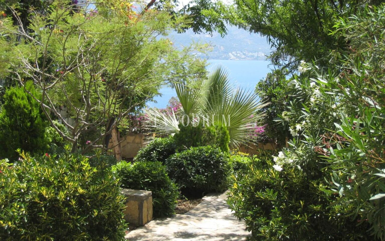 Yalikavak Küdür, önü kapanmaz deniz manzaralı 3 katlı villa