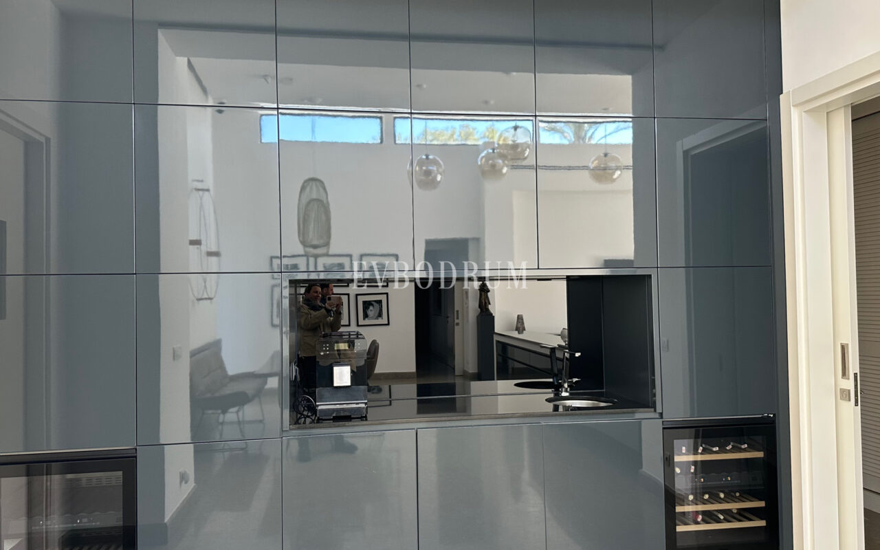 Bitez’de 2 Havuzlu, Misafir Evli Büyük Bahçeli Villa