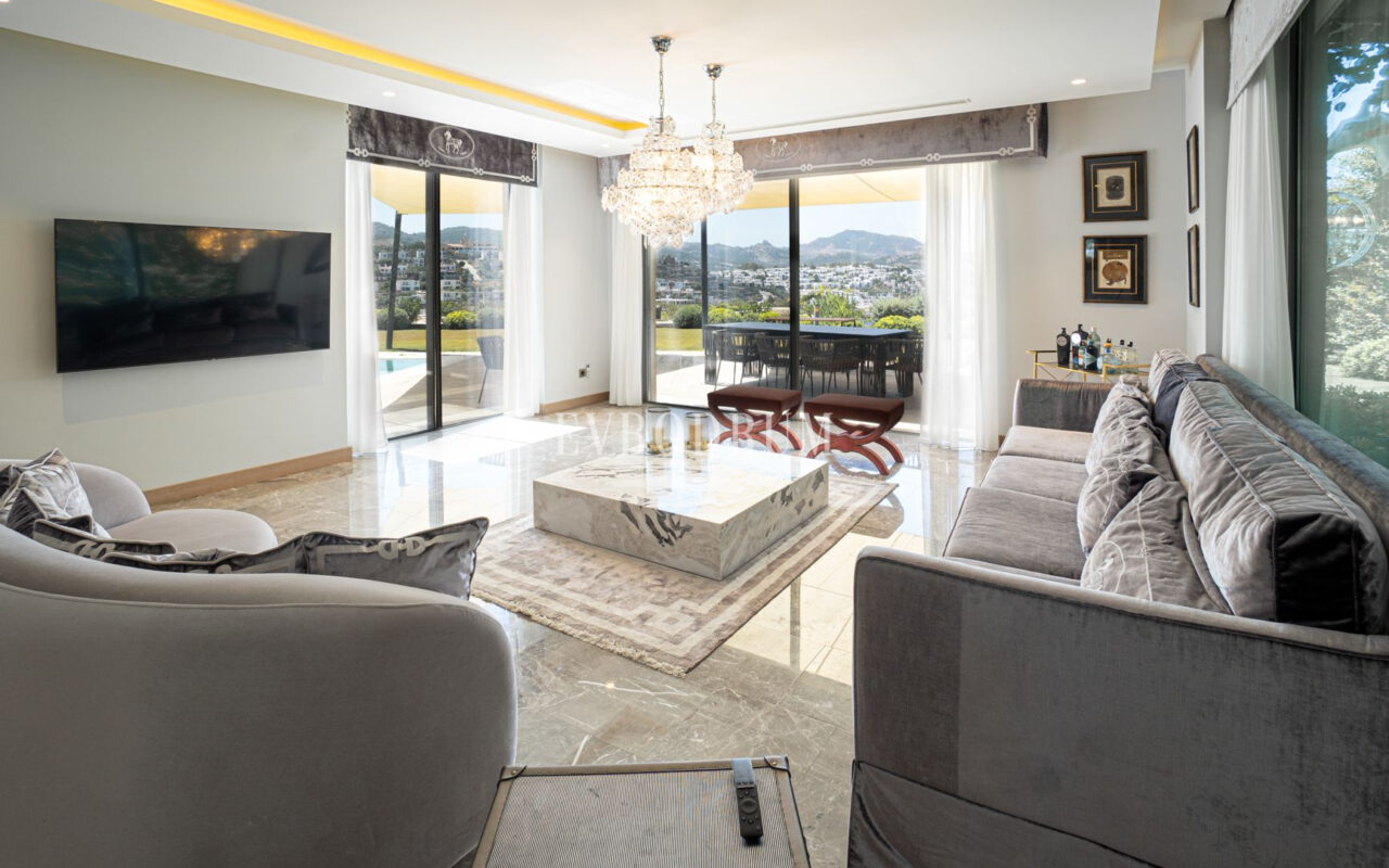 Plajlı sitede, özel havuzlu villa