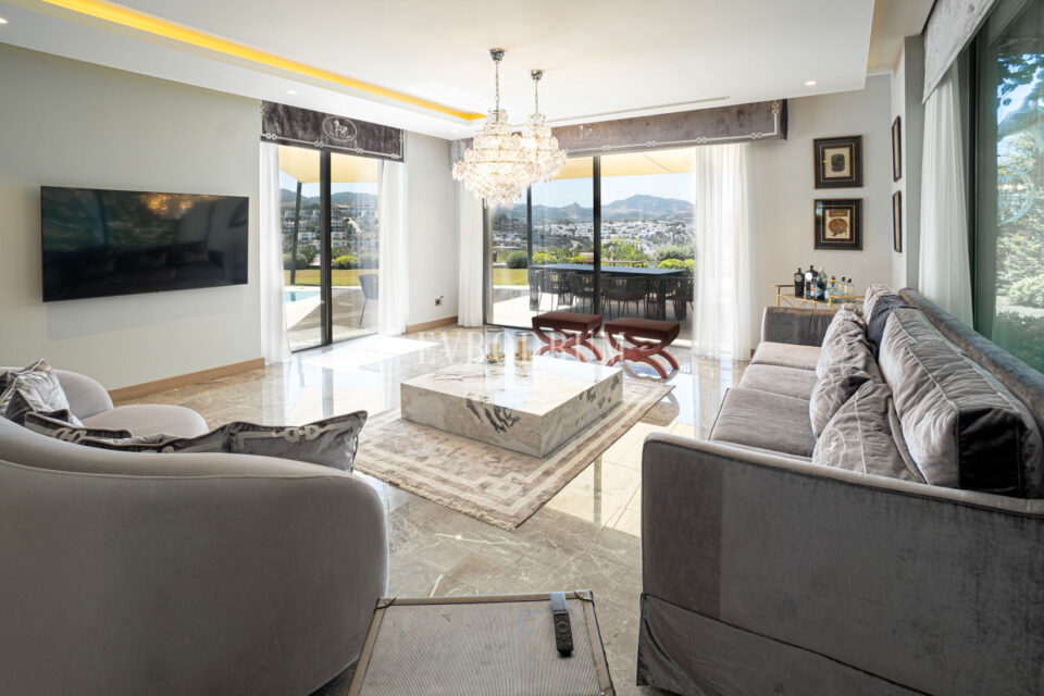 Plajlı sitede, özel havuzlu villa