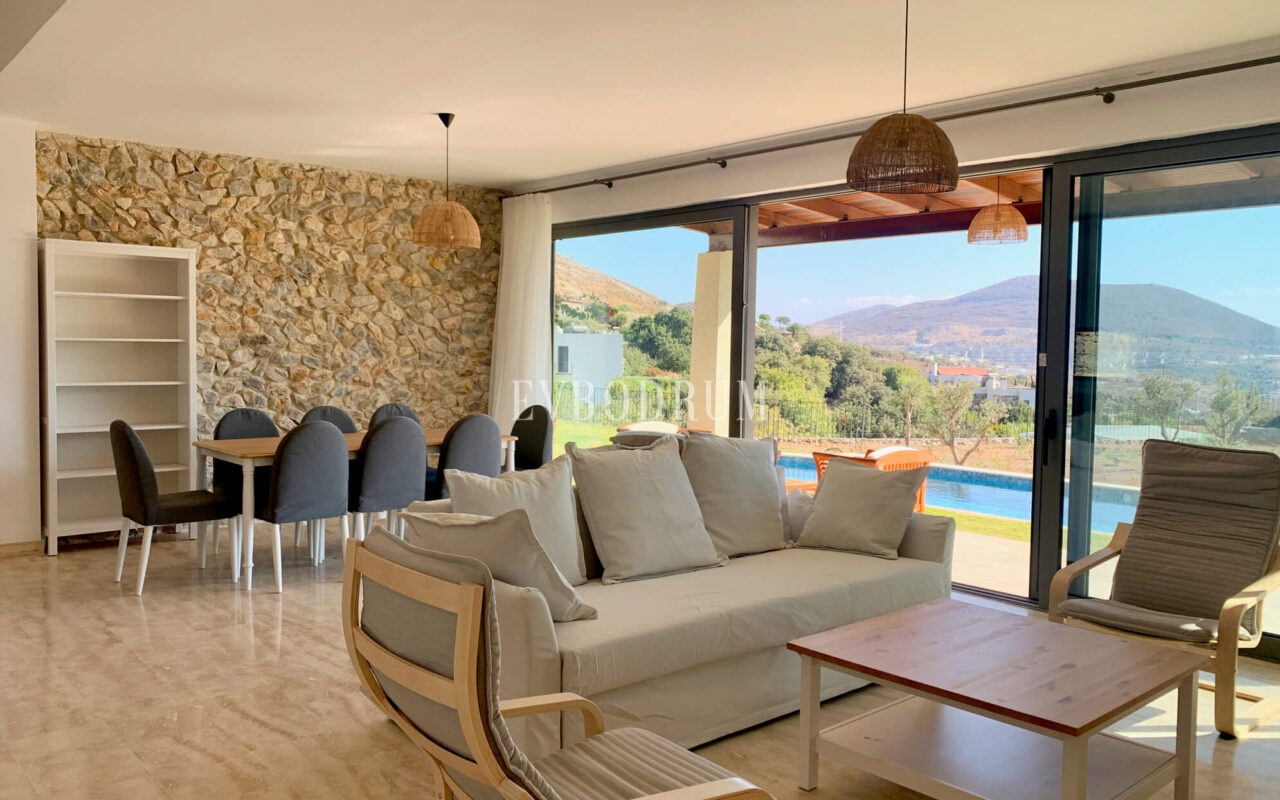 Gümüşlük'te bahçe içinde, havuzlu villa