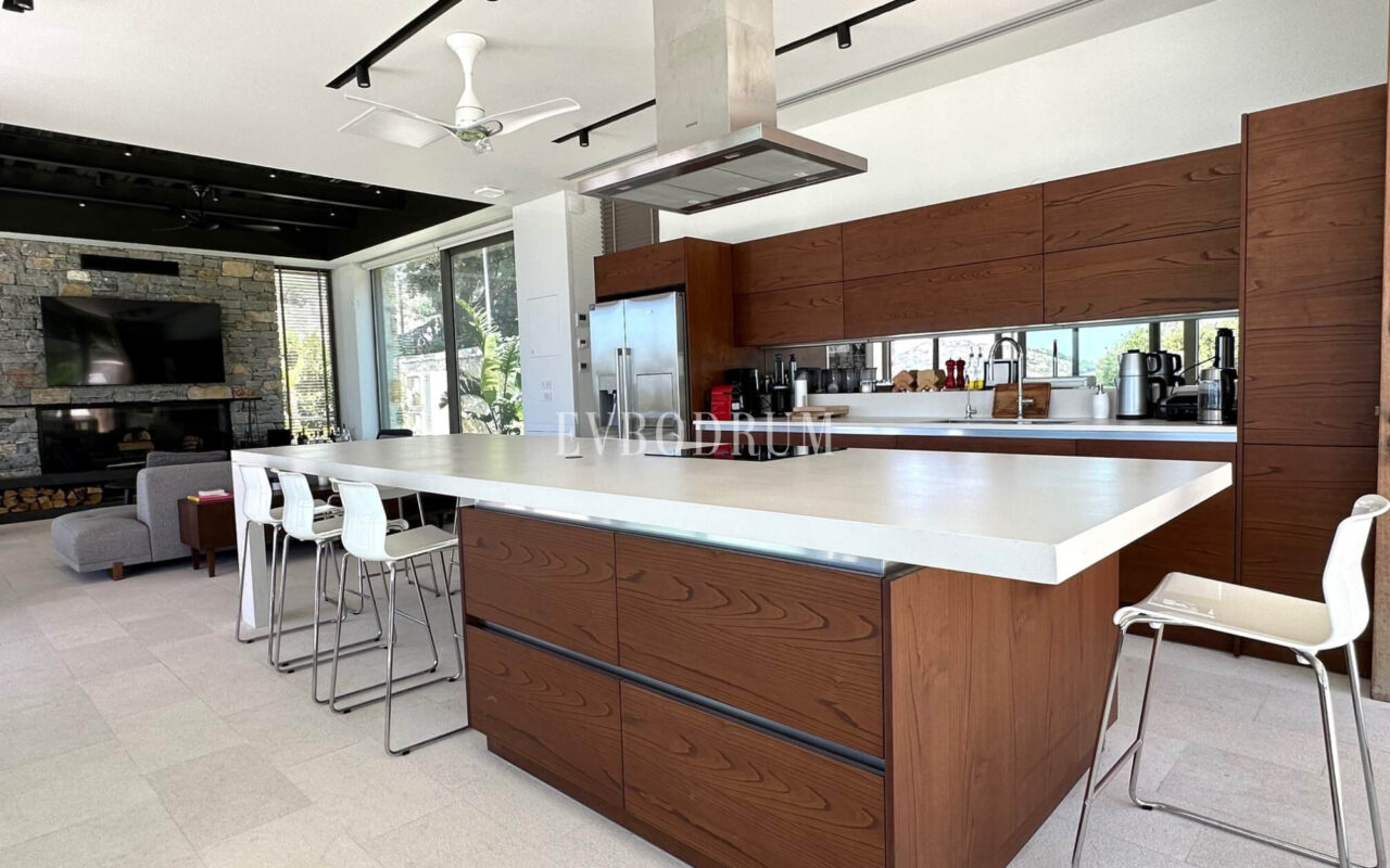 Modern, havuzlu ve geniş bahçeli villa