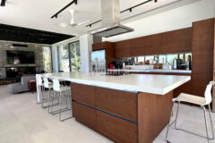 Modern, havuzlu ve geniş bahçeli villa