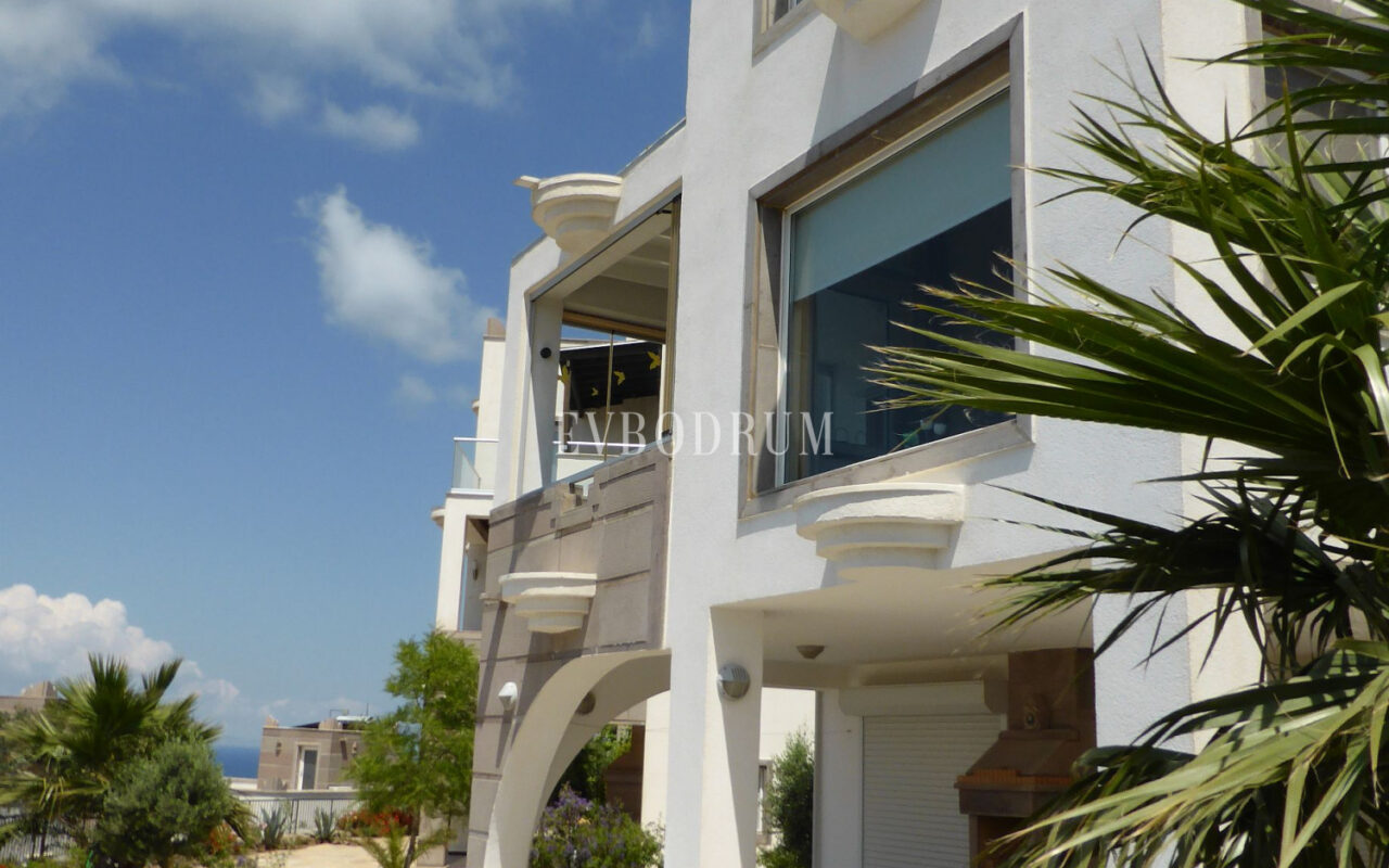 Deniz manzaralı, ortak havuzlu tripleks villa