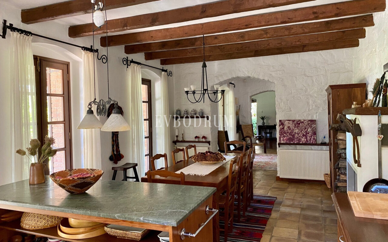 Geniş Bahçeli ve Özel Havuzlu Kiralık Taş Ev