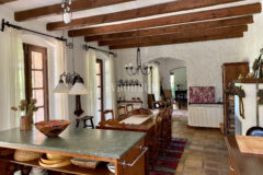 Geniş Bahçeli ve Özel Havuzlu Kiralık Taş Ev