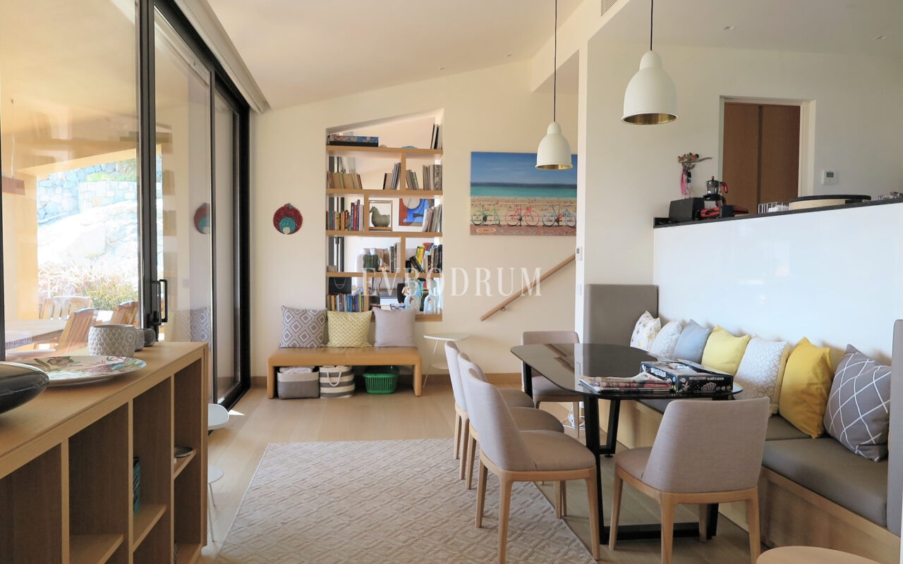 Özel Havuzlu ve Bahçeli Denize Sıfır Villa