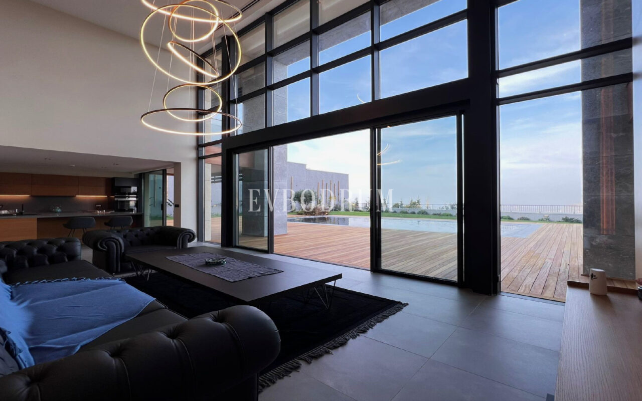 Yeni tamamlanmış, deniz manzaralı, özel havuzlu ve bahçeli villa