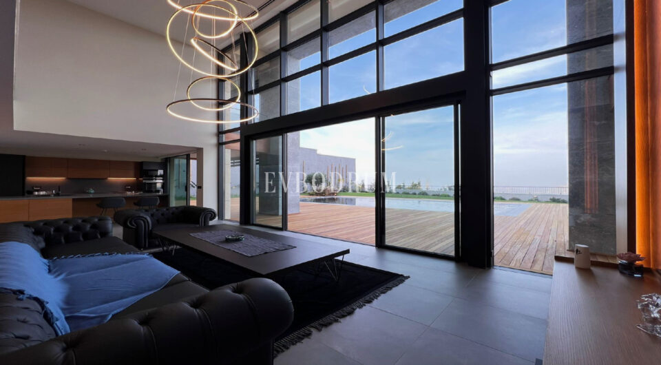 Yeni tamamlanmış, deniz manzaralı, özel havuzlu ve bahçeli villa – Salon Manzara