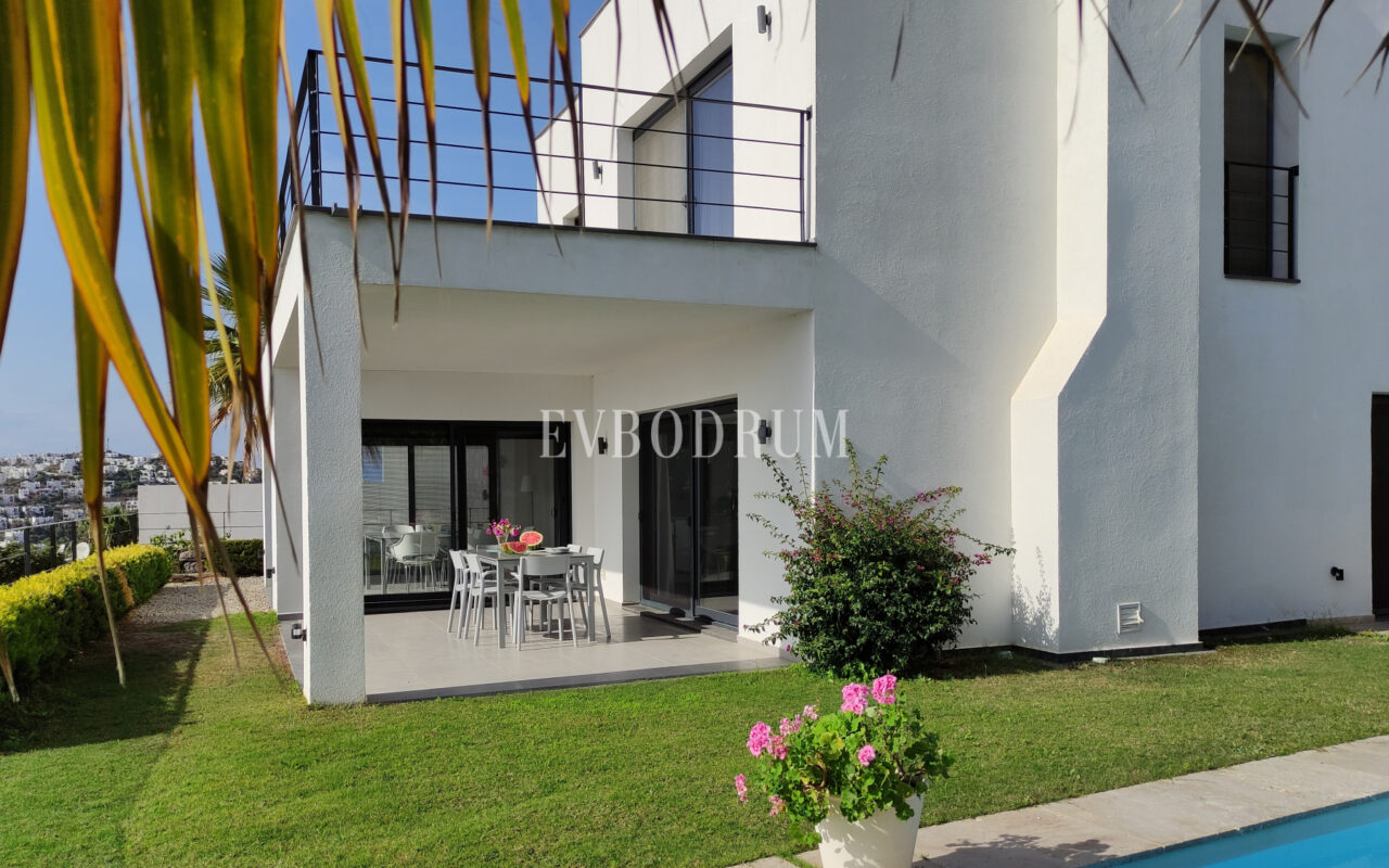 Bahçeli, özel havuzlu ve panoramik manzaralı villa