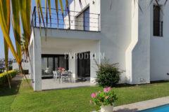 Bahçeli, özel havuzlu ve panoramik manzaralı villa