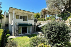 Deniz manzaralı ve çatı teraslı daire