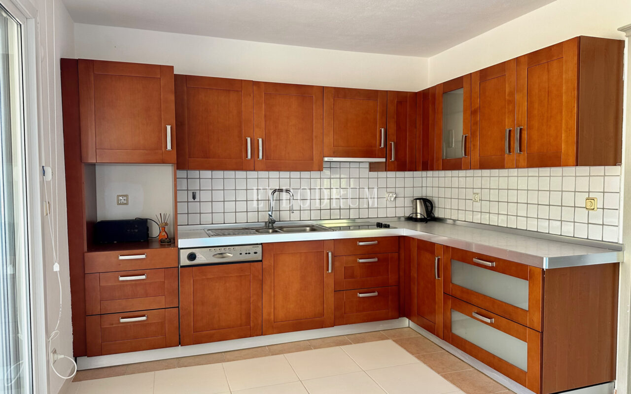 Deniz manzaralı ve çatı teraslı daire