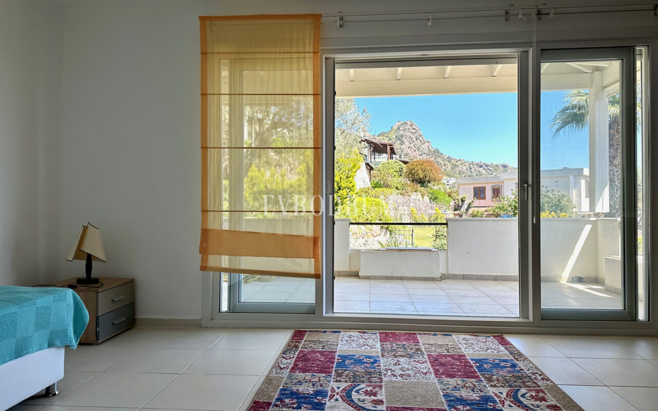 Deniz manzaralı ve çatı teraslı daire