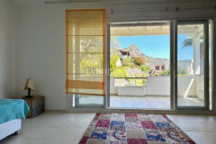 Deniz manzaralı ve çatı teraslı daire