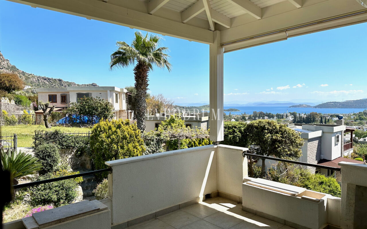 Deniz manzaralı ve çatı teraslı daire