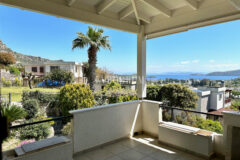 Deniz manzaralı ve çatı teraslı daire