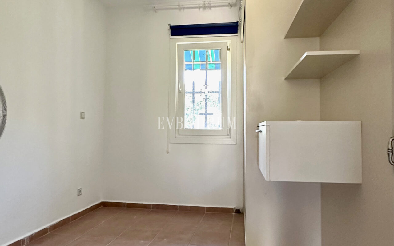 Deniz manzaralı ve çatı teraslı daire