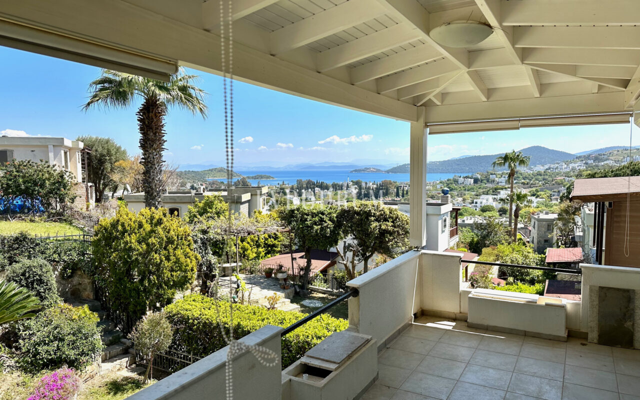 Deniz manzaralı ve çatı teraslı daire