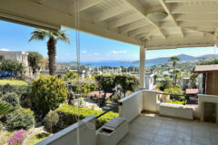 Deniz manzaralı ve çatı teraslı daire