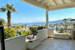 Deniz manzaralı ve çatı teraslı daire