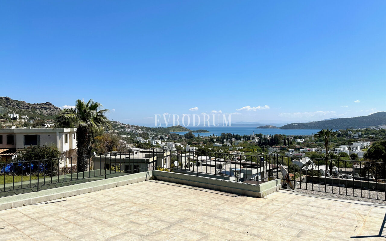 Deniz manzaralı ve çatı teraslı daire