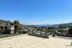 Deniz manzaralı ve çatı teraslı daire