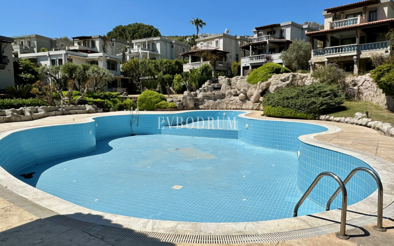 Deniz manzaralı ve çatı teraslı daire