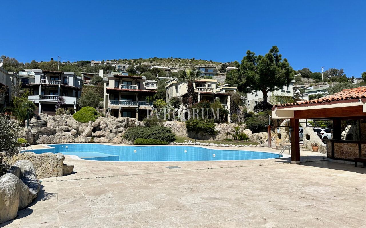 Deniz manzaralı ve çatı teraslı daire