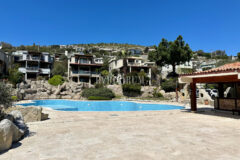 Deniz manzaralı ve çatı teraslı daire