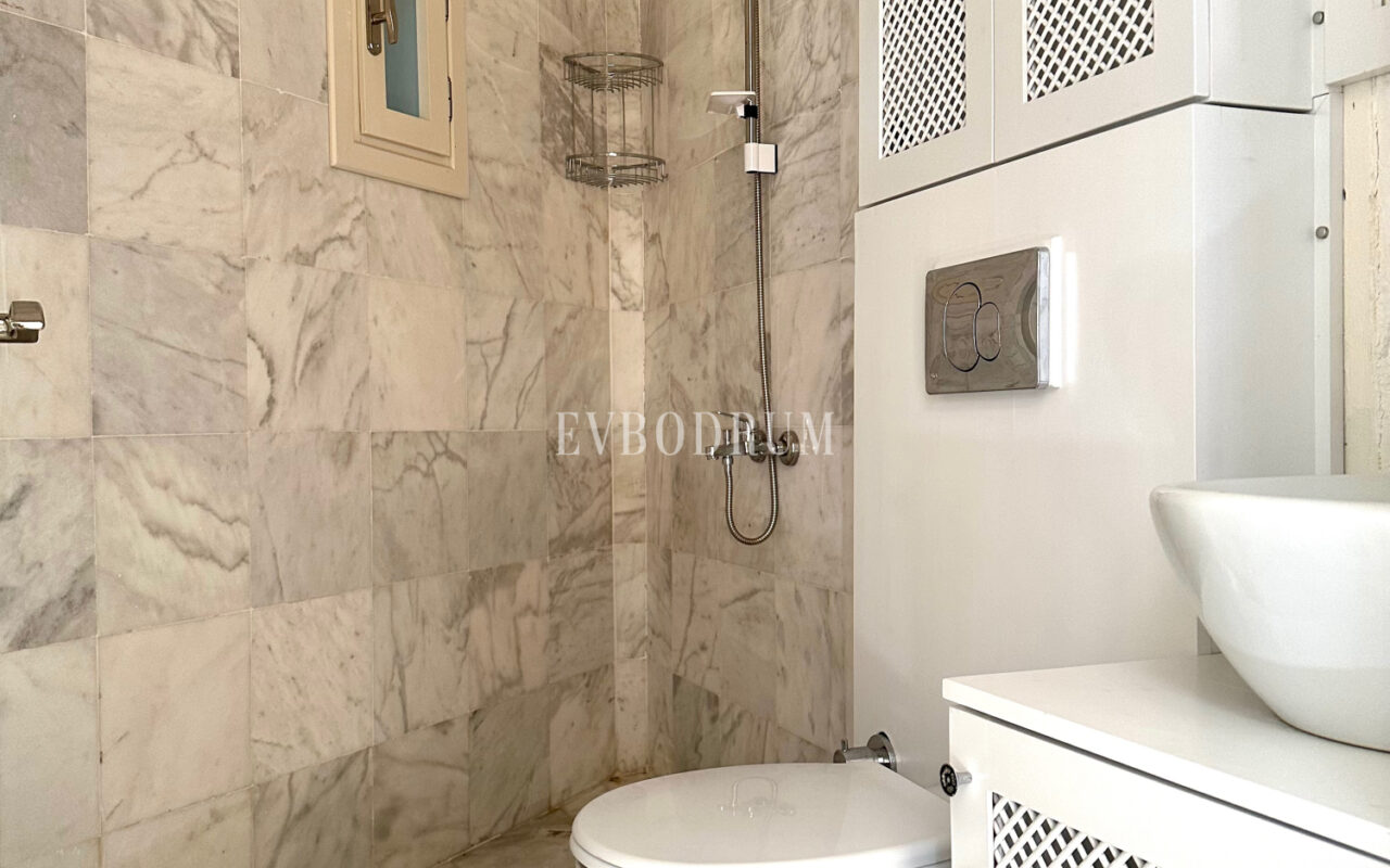 Yalıkavak’ta havuzlu ve misafirhaneli otantik taş villa