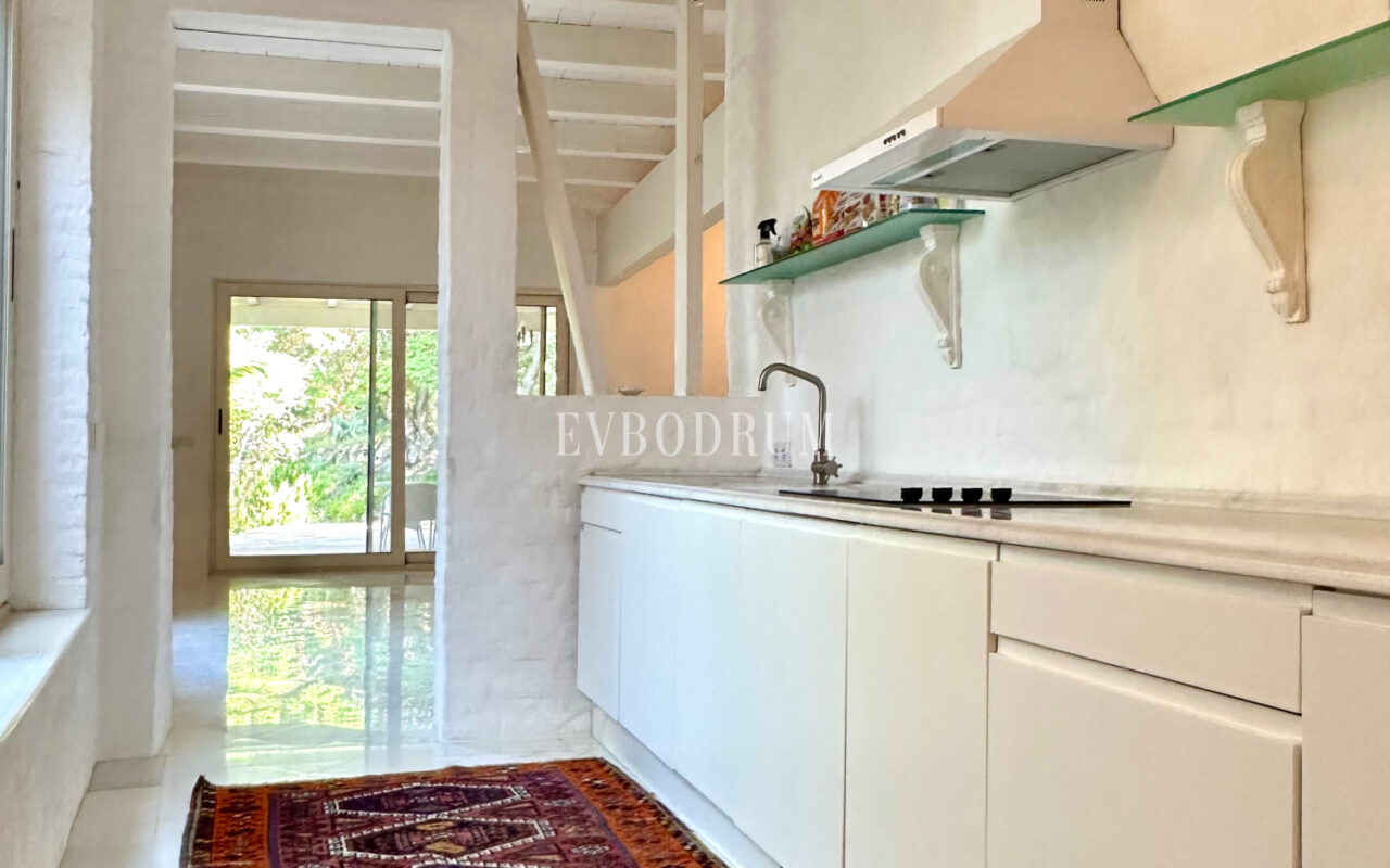 Yalıkavak’ta havuzlu ve misafirhaneli otantik taş villa