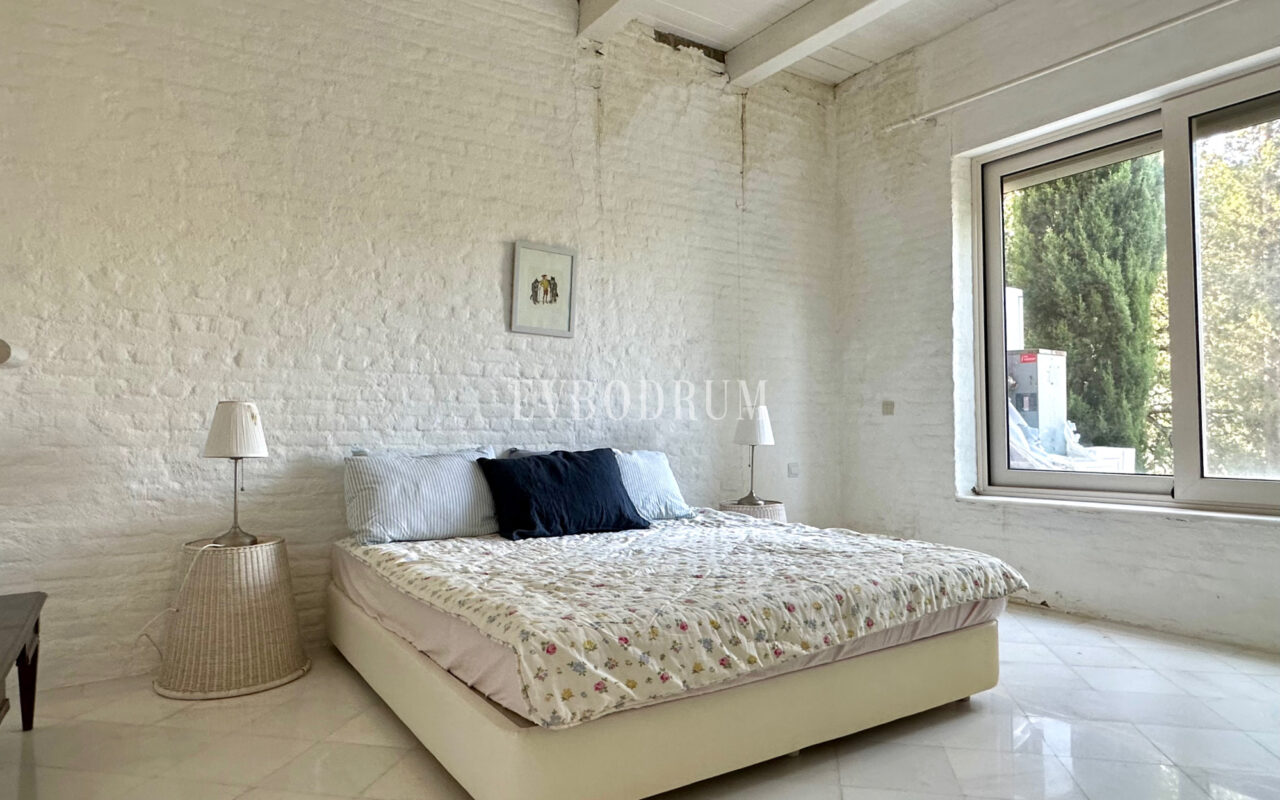 Yalıkavak’ta havuzlu ve misafirhaneli otantik taş villa