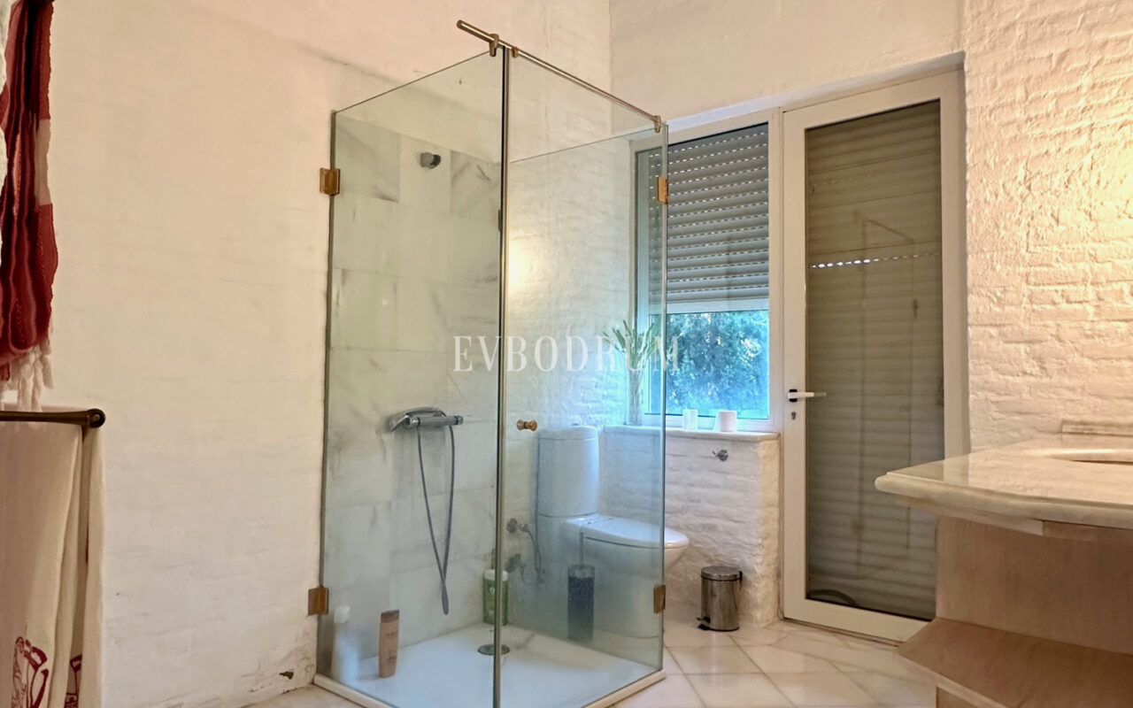 Yalıkavak’ta havuzlu ve misafirhaneli otantik taş villa