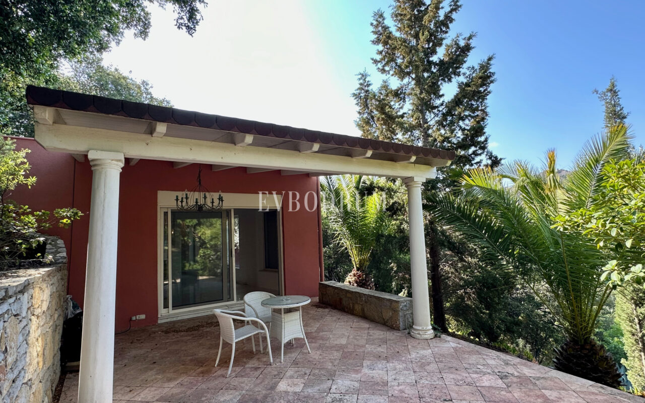 Yalıkavak’ta havuzlu ve misafirhaneli otantik taş villa