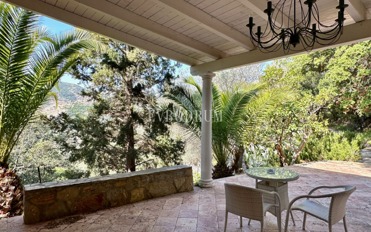 Yalıkavak’ta havuzlu ve misafirhaneli otantik taş villa