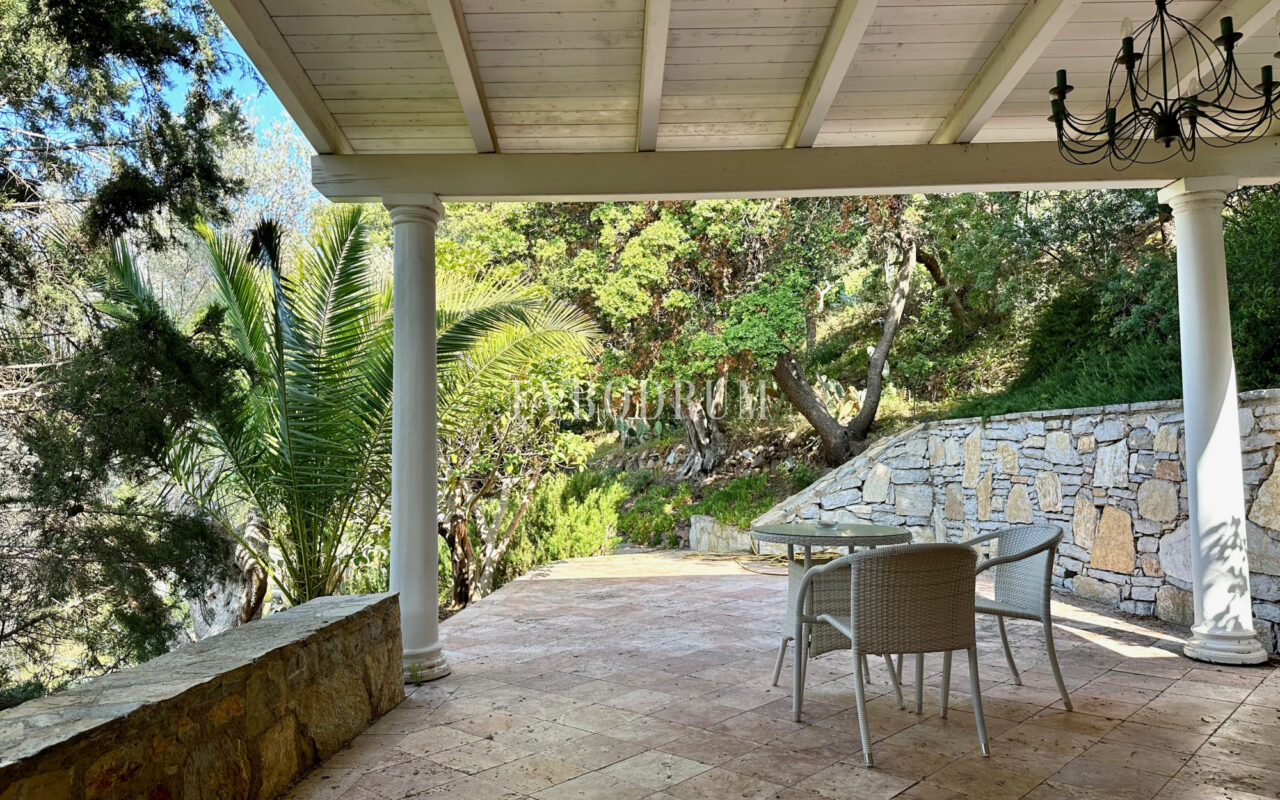 Yalıkavak’ta havuzlu ve misafirhaneli otantik taş villa