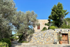 Yalıkavak’ta havuzlu ve misafirhaneli otantik taş villa