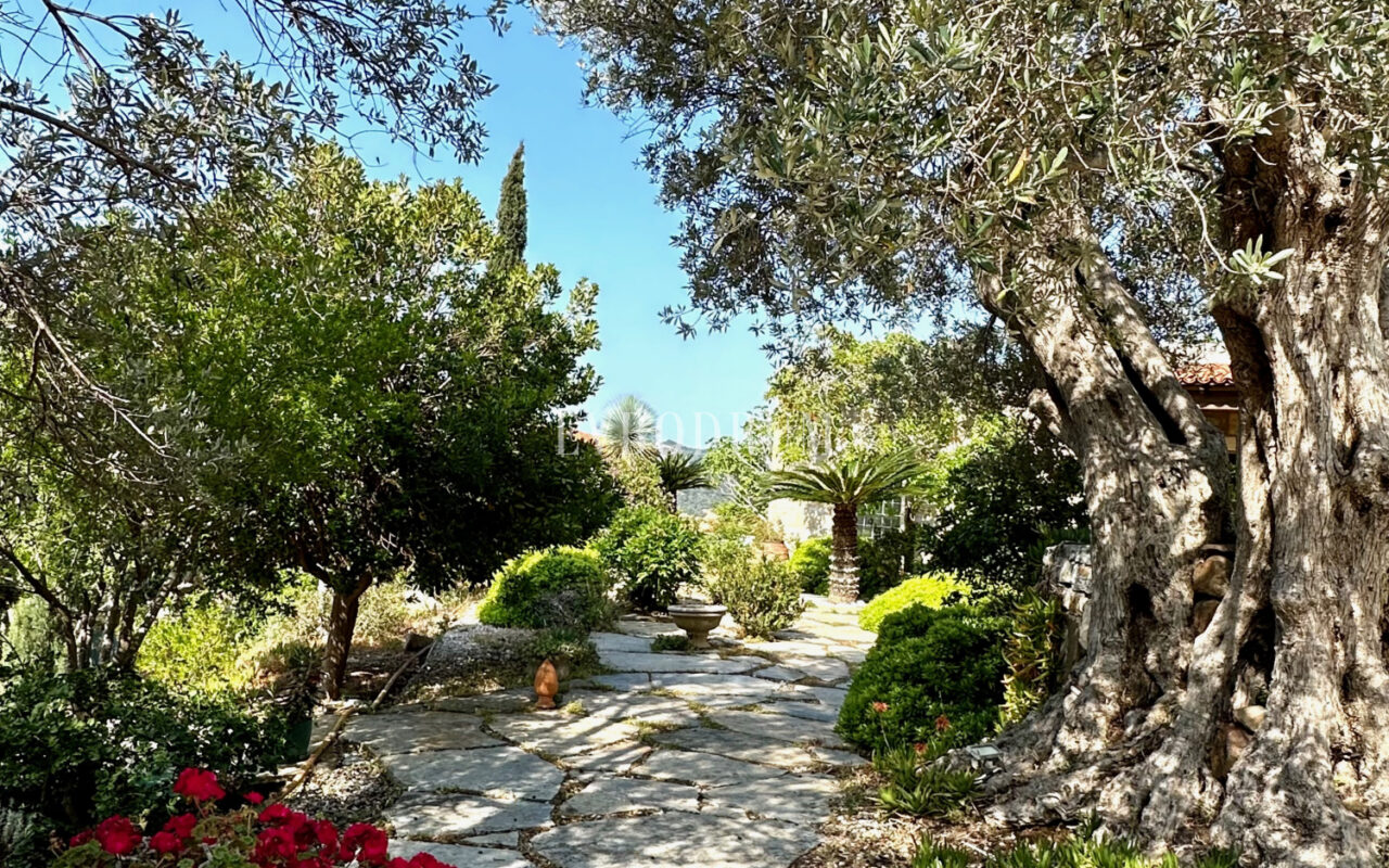 Yalıkavak’ta havuzlu ve misafirhaneli otantik taş villa