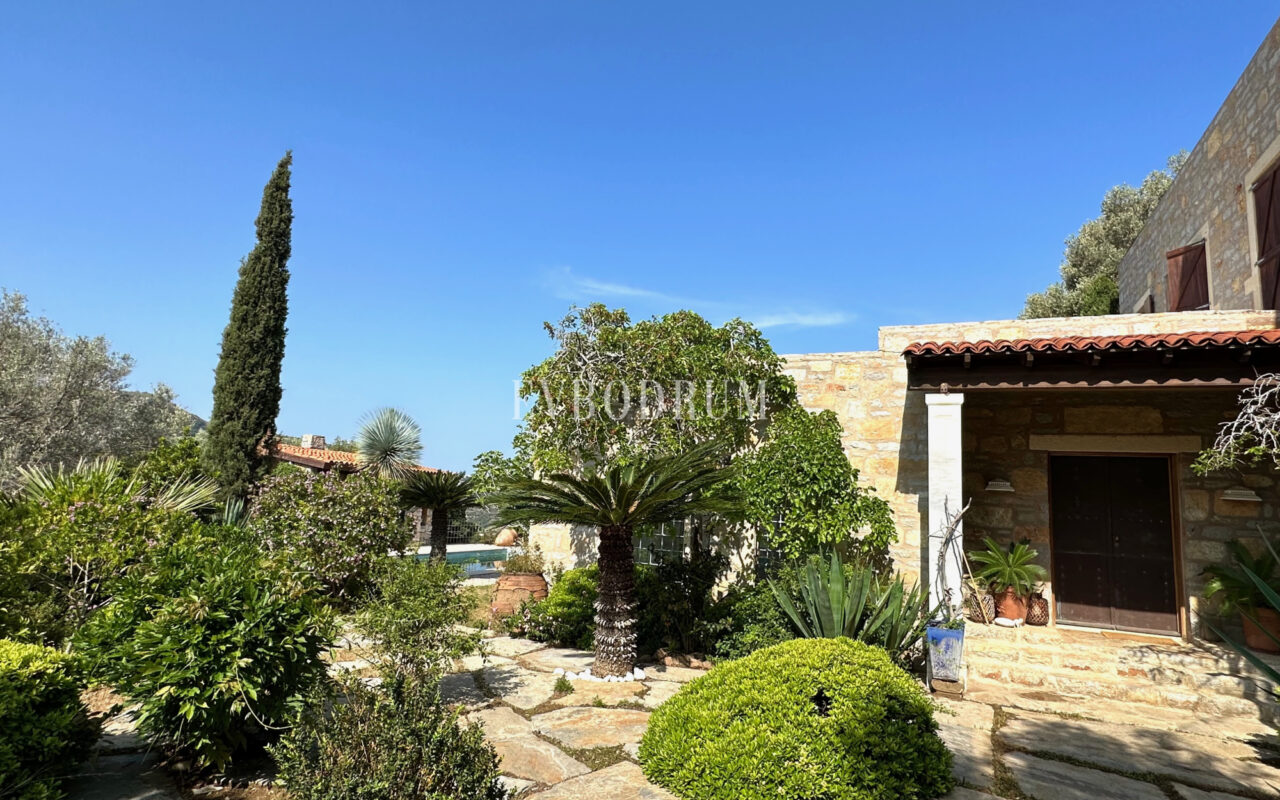 Yalıkavak’ta havuzlu ve misafirhaneli otantik taş villa