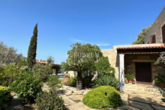 Yalıkavak’ta havuzlu ve misafirhaneli otantik taş villa