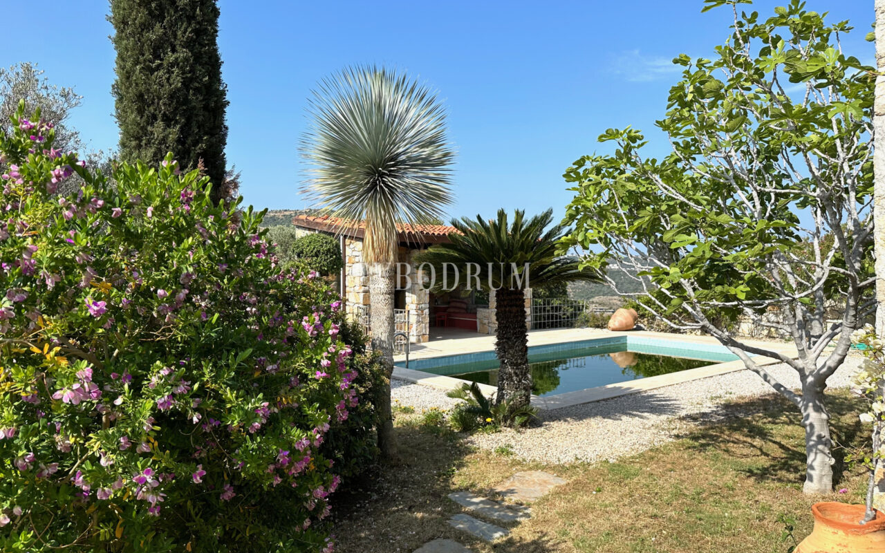 Yalıkavak’ta havuzlu ve misafirhaneli otantik taş villa