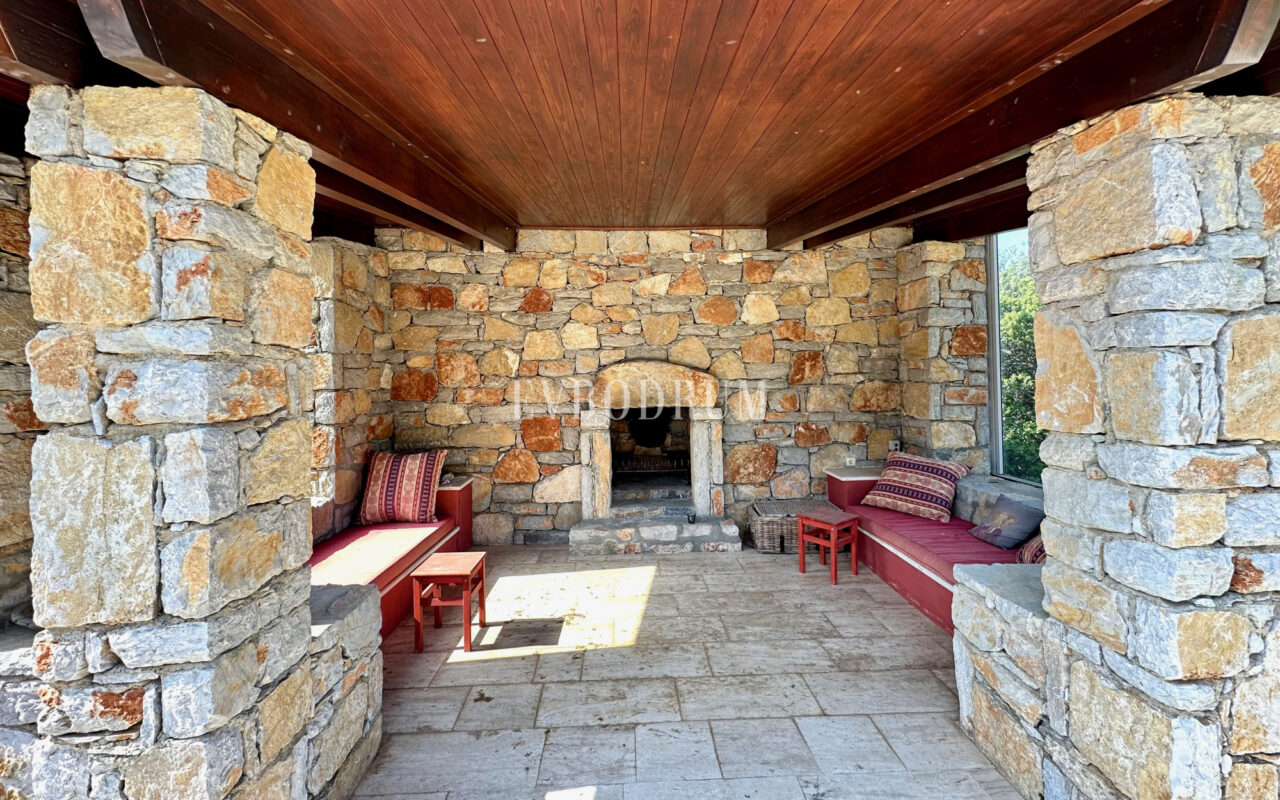 Yalıkavak’ta havuzlu ve misafirhaneli otantik taş villa