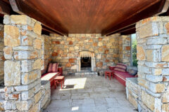 Yalıkavak’ta havuzlu ve misafirhaneli otantik taş villa