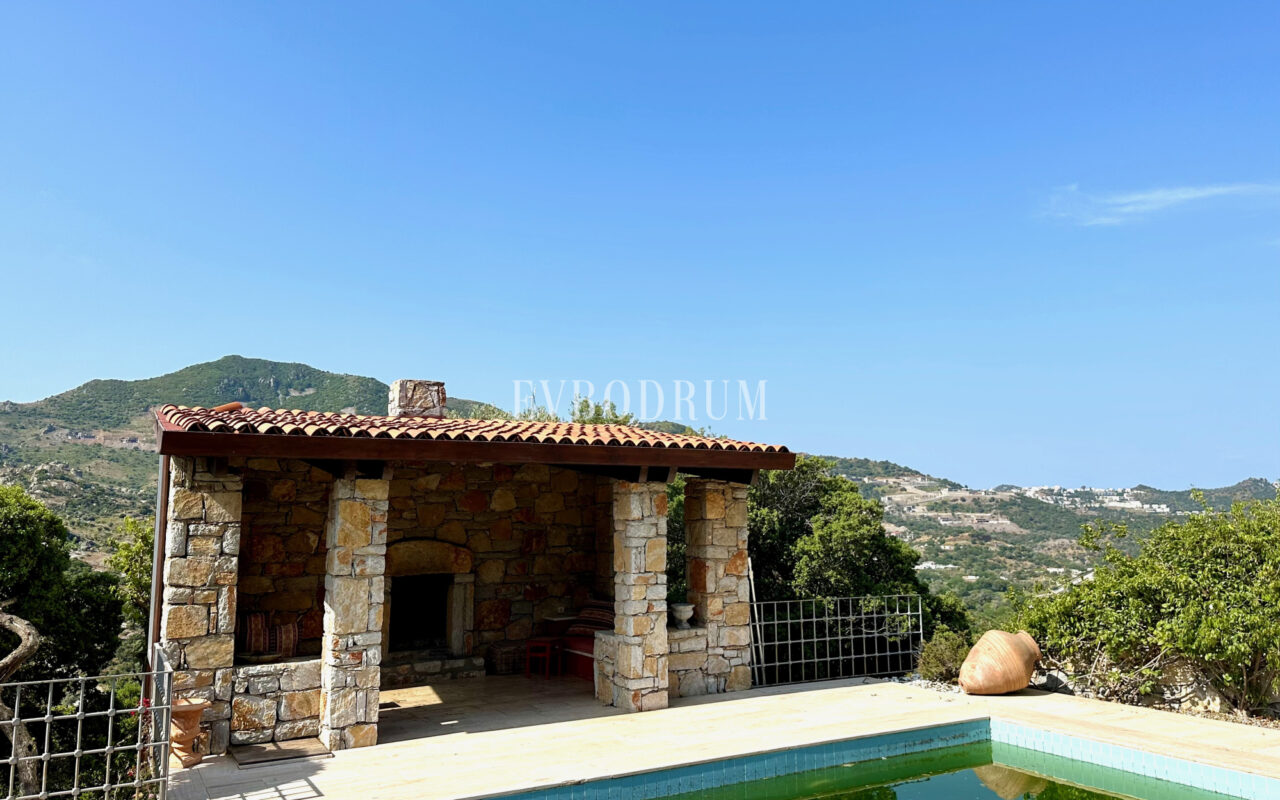 Yalıkavak’ta havuzlu ve misafirhaneli otantik taş villa